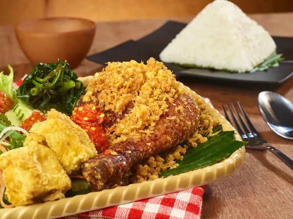 Ayam Penyet Pilavı Tayland Yemeği Masasının Üst Katında Yalıtılmış Olarak — Stok fotoğraf