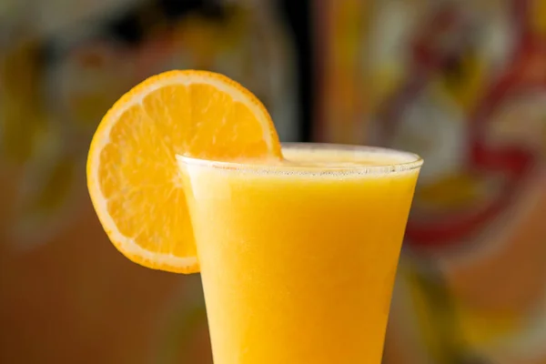 新鮮なオレンジジュースは アラビア料理のテーブルの上のビューに隔離された使い捨てガラスで提供されています — ストック写真