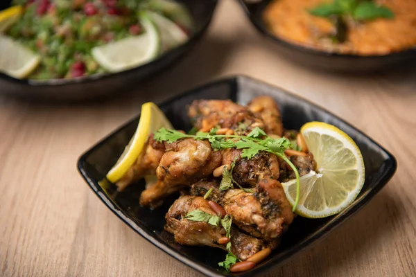 Csirkeszárnyak Citromszelettel Tálalva Izolált Tálban Arab Ételek Asztali Nézetében — Stock Fotó