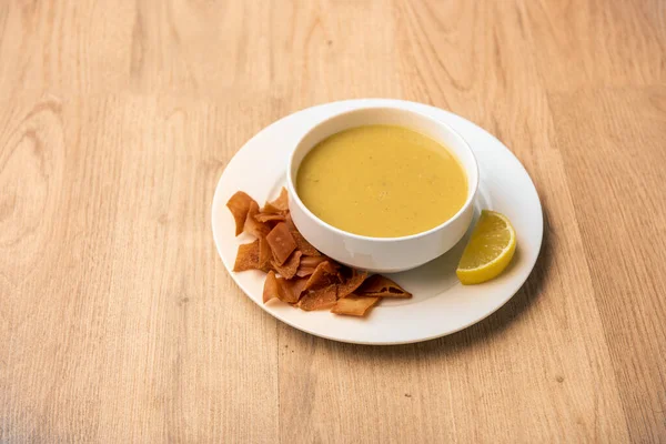 アラビア料理のテーブルの上からの眺めには レモンとスナックを添えたホットレンズ豆スープが添えられています — ストック写真