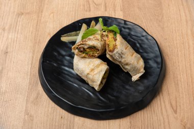 Shawarma patates kızartması ile servis edilir. Masada, Arap yemeklerinin üst tarafında izole edilir.