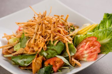 Şişko salatası, gri arka planda izole edilmiş Arap yemeklerinin üst görüntüsünde servis edilir.