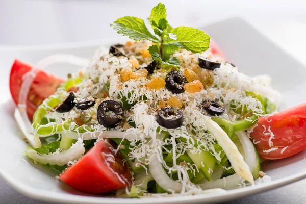 Salade Tabrizi Avec Olive Tomate Oignon Concombre Menthe Servi Dans — Photo