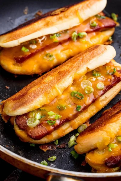Classic Hotdog Geïsoleerd Snijplank Bovenaanzicht Donkere Achtergrond Amerikaanse Fast Food — Stockfoto
