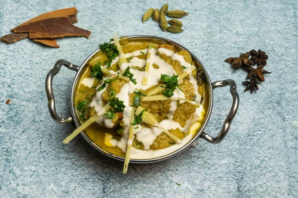 Ingwer Chicken Korma Masala Serviert Einem Karahi Isoliert Auf Grauem — Stockfoto