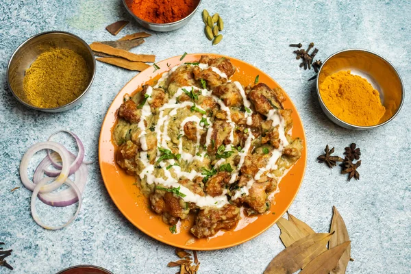 シャヒチキンやチキンマハラニのチリソースは バングラデシュ料理の上から見た灰色の背景に隔離された料理で提供されています — ストック写真