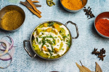 Karışık Sabzi Gulisthan, gri arka planda bangladeş yemeklerinin üst görüntüsünde yalıtılmış bir yemekle servis edildi.