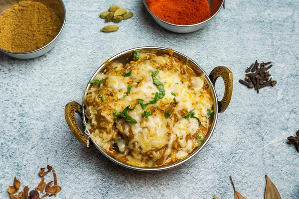 라자와 미치킨 마살라는 갈라데 음식의 고립된 카르하 — 스톡 사진