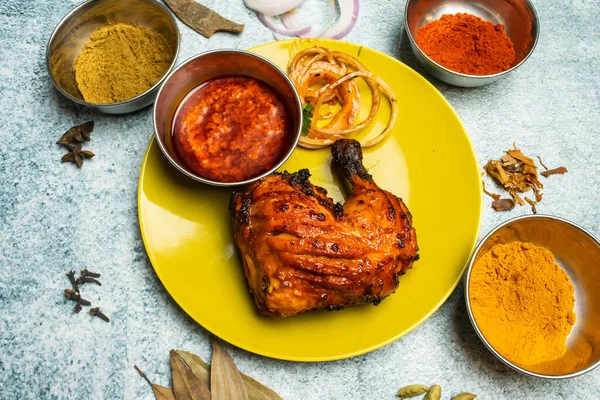 Perri Perriグリルチキンチリソースバングラデシュ料理の上ビューに灰色の背景に孤立した料理で提供しています — ストック写真