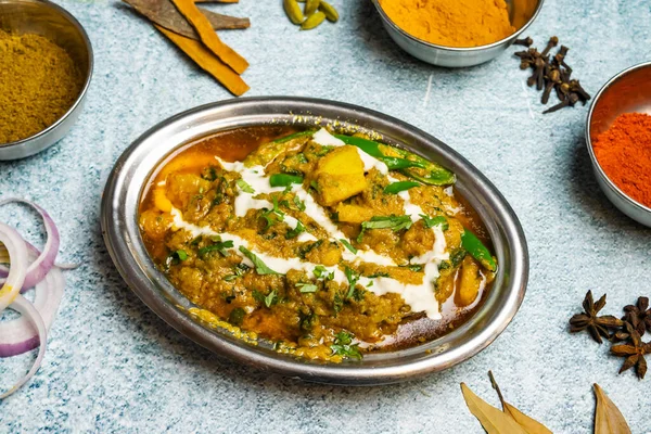 スパイシーな野菜チリミニカラヒは バングラデシュ料理の灰色の背景上のビューに隔離された料理で提供しています — ストック写真