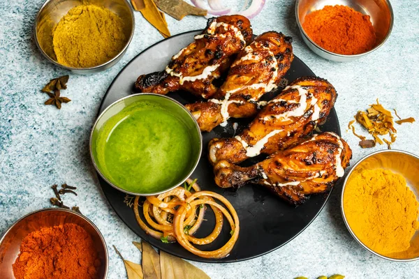 Bbq鶏タングリやチリソースとTangdiは バングラデシュ料理の灰色の背景の上ビューに隔離された料理で提供 — ストック写真