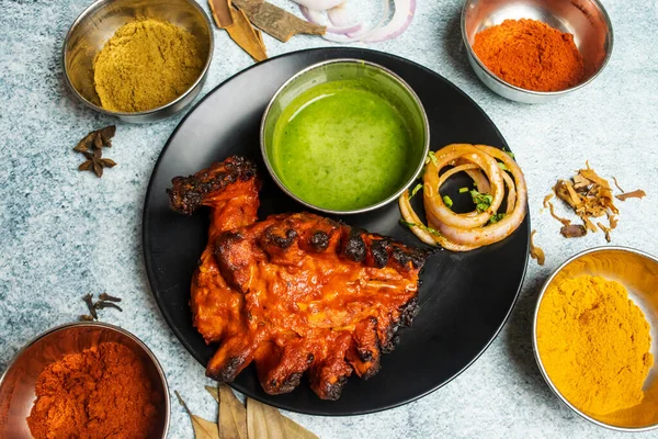 ピリ辛タンドリーチキンラールBadshaチリソースとバングラデシュ料理の灰色の背景の上ビューに隔離された料理で提供 — ストック写真