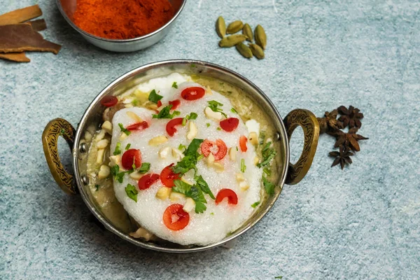 卡什米利鸡卡拉希与洋葱和辣椒在一道菜中享用 菜的背景是灰色的 上面是番石榴味食物 — 图库照片