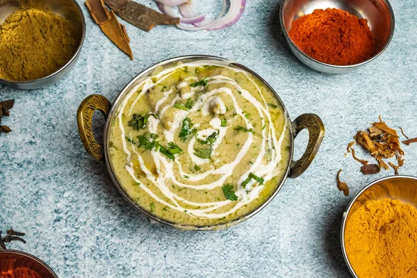 チキンレシミバターマサラカラヒは バングラデシュ料理の上から灰色の背景に隔離された料理で提供されています — ストック写真