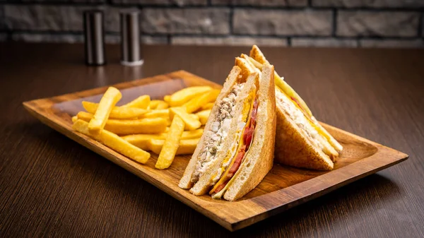 Club Sandwich Frietjes Geïsoleerd Houten Plank Zijaanzicht Tafel Fast Food — Stockfoto