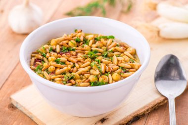 Baharatlı jest aperatifi, yemek masasında servis edilir.