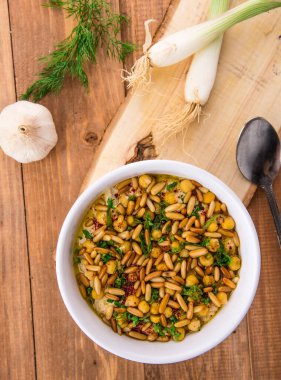 Yağ ve yeşil soğanlı Fatteh, yemek masasında servis edilir.