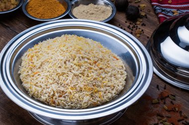 Mandi pilavı, sade biryani, ya da sada pulao. Masada tek başına servis edilen Arap yemeği.