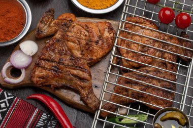 Kömürlü ızgara tavuk ahşap tahtada servis edilir.