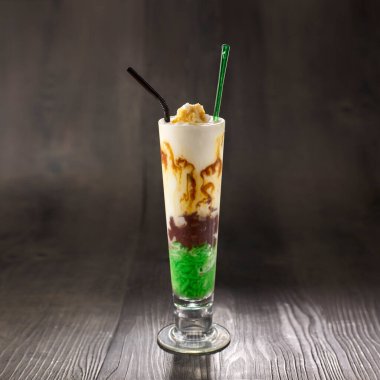 Cendol Askısı, bardakta servis edilen samanla birlikte masadan izole edilmiş sağlıklı bir sabah içeceği.