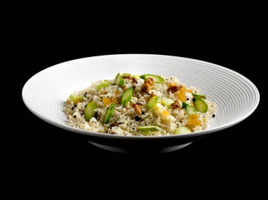 Ev usulü Kızarmış Pirinç, yemek masasının üstünde tek başına servis edilir.