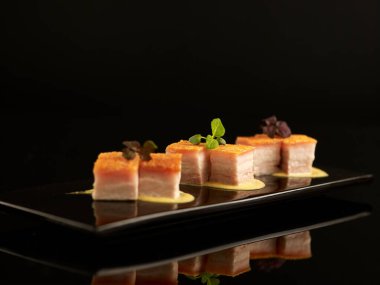 Kızarmış domuz eti tabakta servis edilir. Yemek masasının üstünde izole bir şekilde.