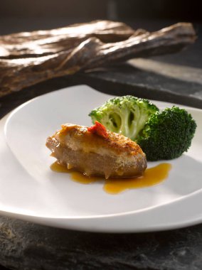 Kahverengi soslu kıymalı haşlanmış deniz hıyarı yemek masasının üstünde izole bir şekilde servis edilir.