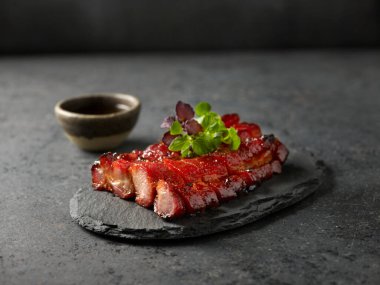 Kızarmış Honey BBQ Pork, yemek masasının üstünde izole bir şekilde servis edilir.