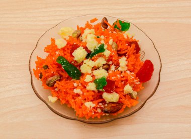 Zarda ya da jorda pilavı badem, khya ve fındık ile servis edilir.