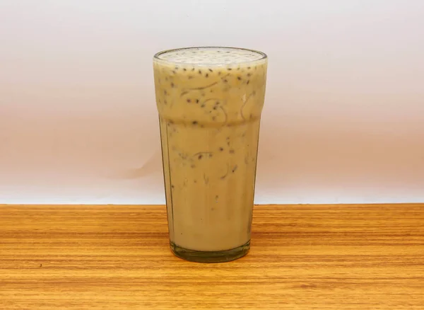 Specjalne Mleko Rabri Orzechami Serwowane Szklanych Izolowanych Blat Widok Indyjskiej — Zdjęcie stockowe