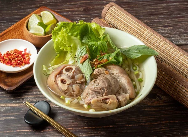 Vepřové Knuckle Pho Sloužil Misce Izolované Stolní Pohled Taiwan Potravin — Stock fotografie