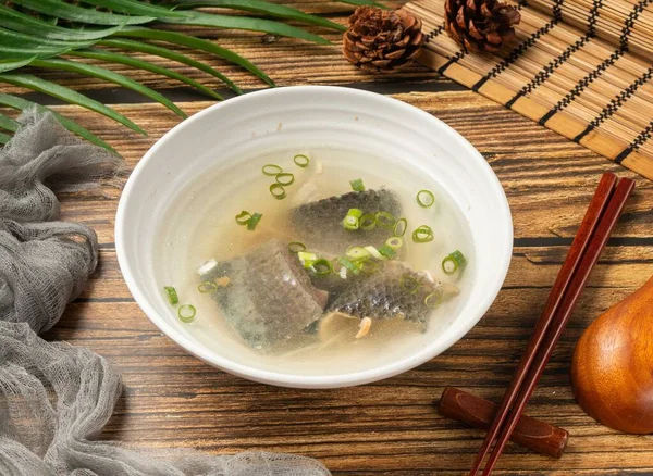Mléčné Ryby Kůže Polévka Podávaná Misce Izolované Stolní Pohled Taiwan — Stock fotografie