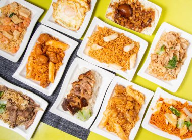 Tayvan yemeği masasının üstünde servis edilen tabakta servis edilen domuz eti, sığır eti, karides, Kore peynirli kızarmış tavuk, domuz eti ve soya soslu haşlanmış pirinç, pilav ve polao karışımı.