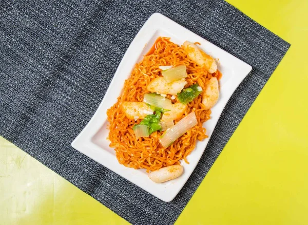 Korean Spicy Stir Fried Instant Noodles Geserveerd Kom Geïsoleerd Tafel — Stockfoto