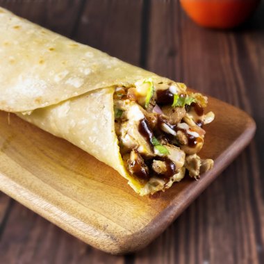 Barbekü tavuk sarma paratha rulo ahşap tahta yan görünüm Hint fast food servis