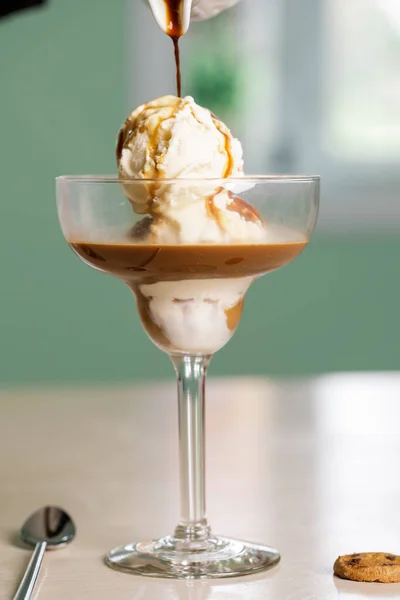 アフォガト イタリア料理のアイスクリームは アラビア風の朝食のテーブルの上からご覧いただけます — ストック写真