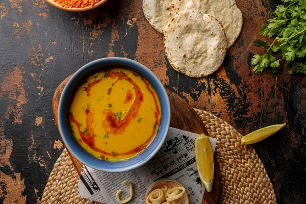 アラビア風の朝食のテーブルの上からの眺めには ライムとパンを添えたバーライニレッドレンズ豆のスープが添えられています — ストック写真