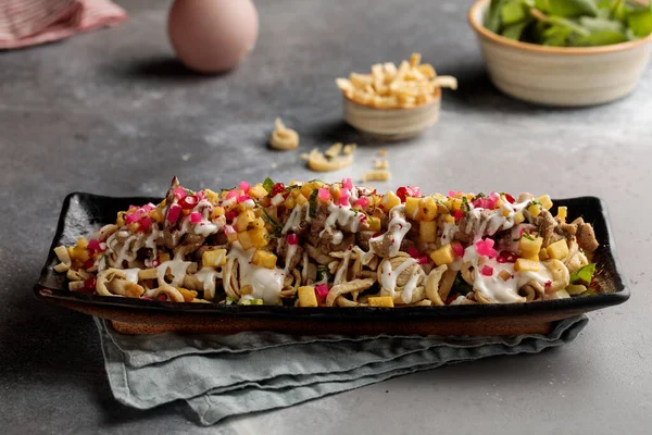 鸡肉沙华玛玉米片放在孤立的盘子里 放在阿拉伯式早餐的顶部 — 图库照片