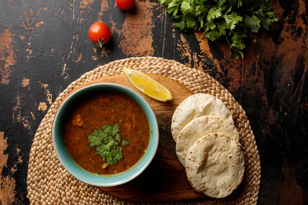Harira Suppe Mit Brot Roti Limette Und Tomatenkirsche Serviert Schale — Stockfoto