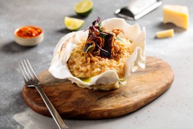 Limonlu ve kalamarlı deniz mahsullü risotto masadaki Arap kahvaltısının üst manzarasında servis edilir.