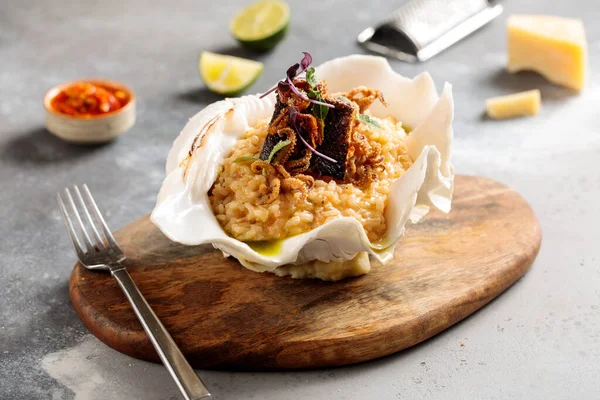 아라비 접시에 오징어와 석회를 곁들인 해산물 리소토 — 스톡 사진