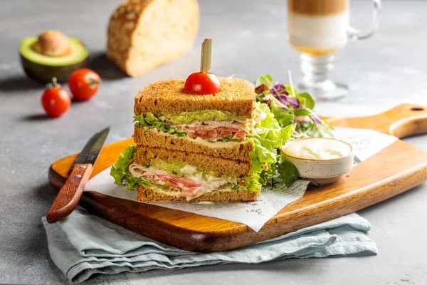 Turkije Hummus Sandwich Geserveerd Schotel Geïsoleerd Tafel Bovenaanzicht Van Arabisch — Stockfoto