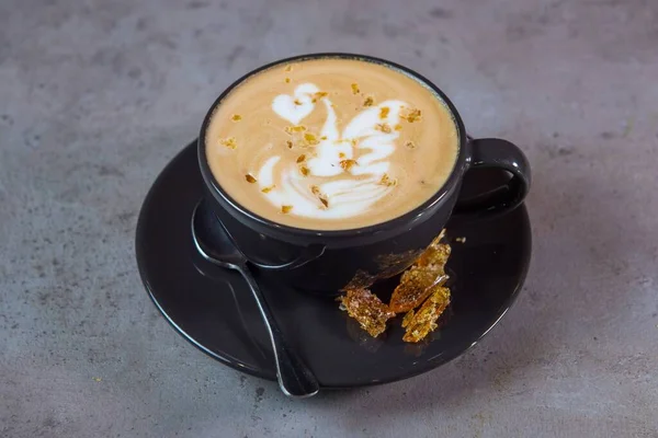 Hot Salted Caramel Latte Sztuki Porcji Filiżance Kawy Łyżeczką Fasolą — Zdjęcie stockowe