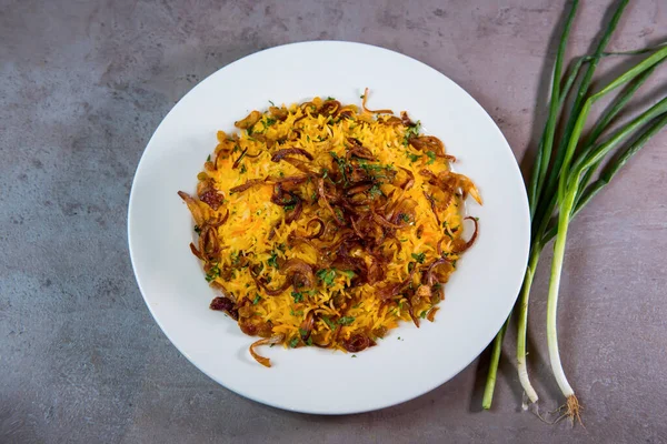 ジャガイモと混合米とエビ 揚げ玉ねぎと春玉ねぎは バーレーン料理の灰色の背景上のビューに孤立料理で提供 — ストック写真