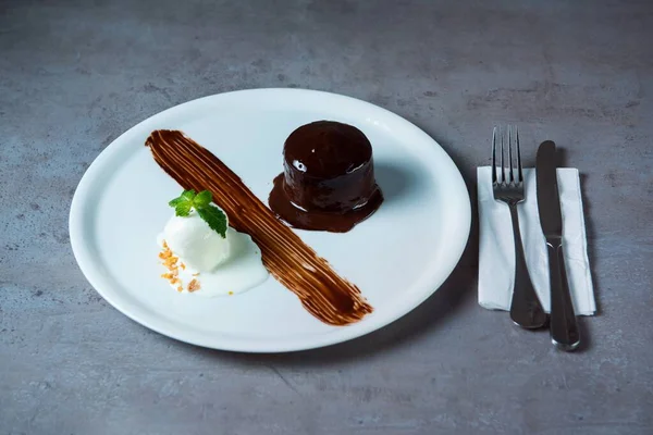 Шоколад Льдом Подается Блюде Изолированном Сером Фоне — стоковое фото