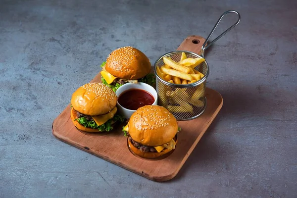 Crispy Beef Cheese Slider Met Frietjes Met Saus Geserveerd Schotel — Stockfoto
