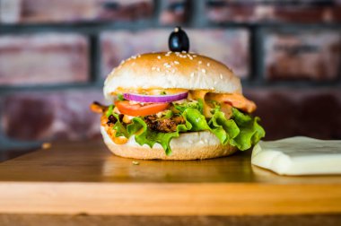 Naga Tavuğu Burger soğan ve domates ile izole tahta tahta tahta üst görünüm masa fast food