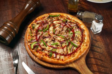 Izgara Tavuk BBQ Pizza, İtalyan fast food masasının üst manzarasında izole edilmiş.