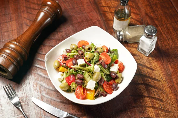 Salade Grecque Fromage Feta Tomate Cerise Olives Concombre Servi Dans — Photo