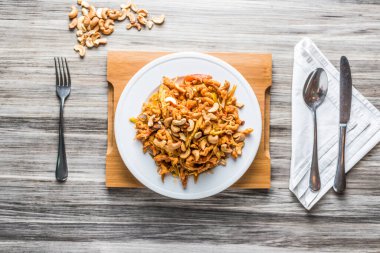 Fıstıklı tavuk salatası, kaşık ve mendille servis edilir.